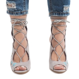 Bottes ouvertes grises sur le poteau 1610-223 2