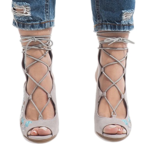 Bottes ouvertes grises sur le poteau 1610-223 2