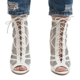 Bottes blanches sur une épingle 1610-225 2
