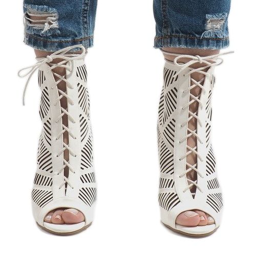 Bottes blanches sur une épingle 1610-225 2