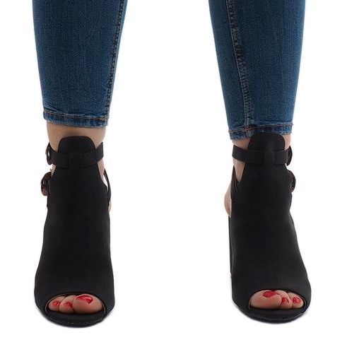 Bottes noires sur le poteau 173-853 le noir 2