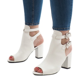 Bottes blanches sur le poste 173-853 1