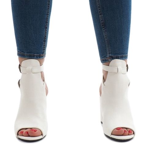 Bottes blanches sur le poste 173-853 2