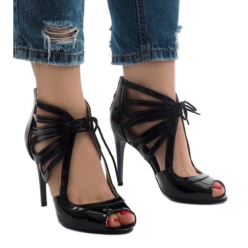 Bottines ouvertes noires en cuir verni C-003 2