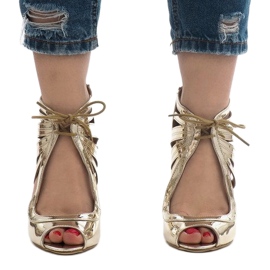 Bottines ouvertes dorées vernies C-003 d'or 1