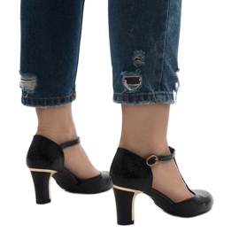 Escarpins noirs sur le poteau 2239-1 1