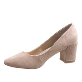 Escarpins en daim beige sur le pilier D-1228 1