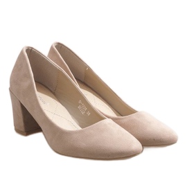 Escarpins en daim beige sur le pilier D-1228 3
