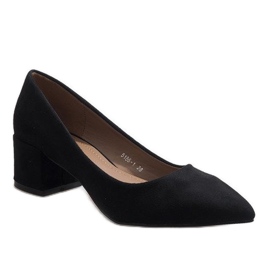 Escarpins en daim noir sur le pilier 5186-1 1
