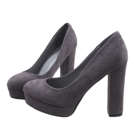 Escarpins en daim gris sur le pilier 12225-2 3