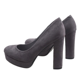 Escarpins en daim gris sur le pilier 12225-2 4