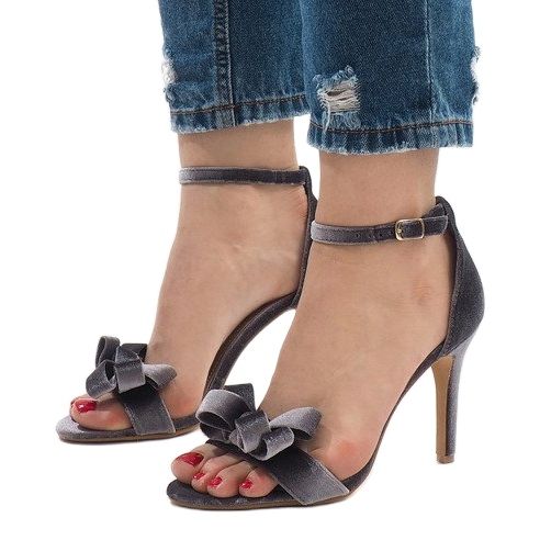 Sandales en daim gris avec un nœud LB-291 1