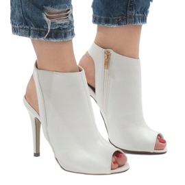 Bottines ouvertes blanches sur talon haut 9095-98 1 Bottines ouvertes blanches sur talon haut 9095-98 1