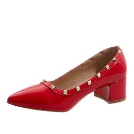 Escarpins en laque noire sur le pilier X-70 rouge 1