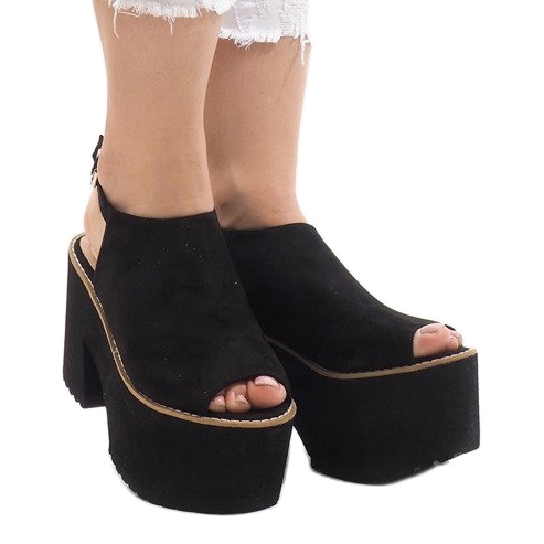 Sandales noires sur un bloc massif B8290 le noir 1