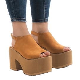 Sandales camel sur un bloc massif B8290 brun 1