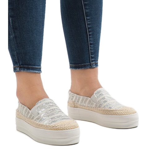 Espadrilles baskets blanches sur la plateforme GH001 1