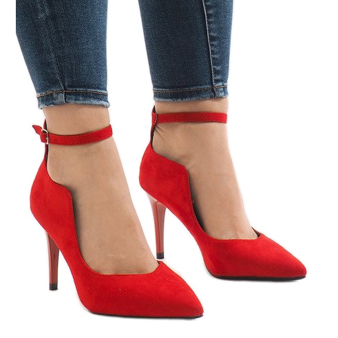 Bottes rouges sur un talon B-54 1