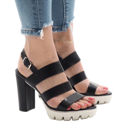 Sandales noires sur le poteau HP-27 1