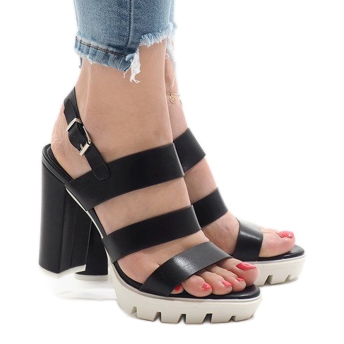 Sandales noires sur le poteau HP-27 2