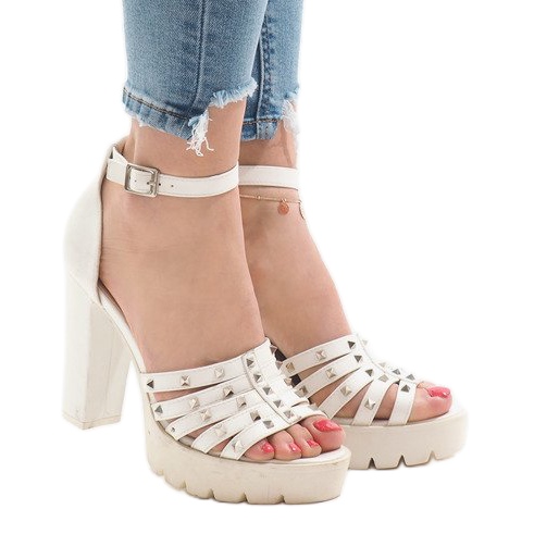 Sandales blanches sur le poteau HQ8682 2