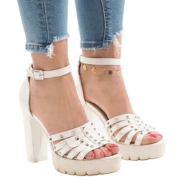 Sandales blanches sur le poteau HQ8682 1