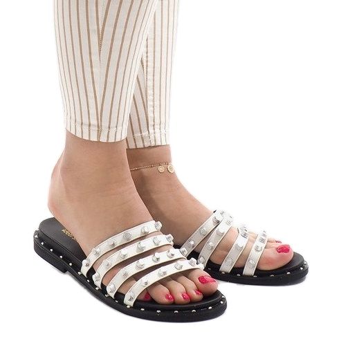 Chaussons blancs avec clous LK-2802 1