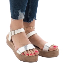 Sandales blanches sur la plateforme 22-07 1