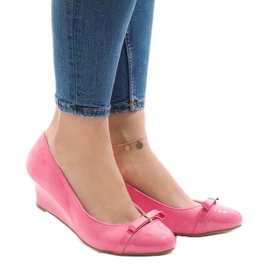 Escarpins compensés en daim rose 50987 2