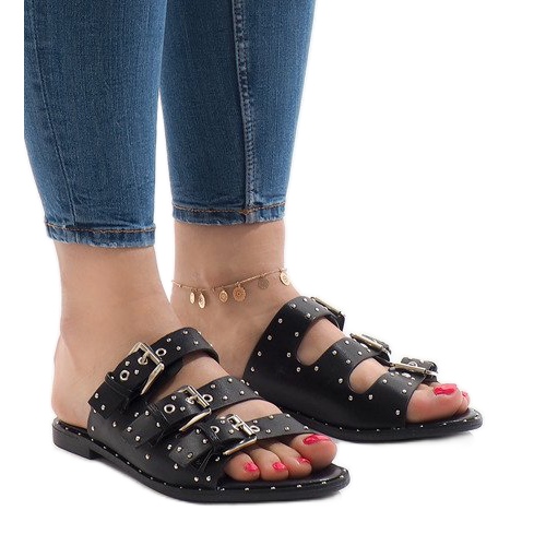 Chaussons noirs avec clous et boucle F-3659 1
