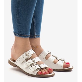 Chaussons blancs avec clous et boucle F-3659 blanche 1