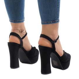 Sandales noires sur le poteau en daim 8256-1 le noir 1