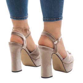 Sandales beiges sur le poteau daim 8256-15 3