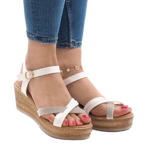 Sandales blanches sur la plateforme WS8816 1
