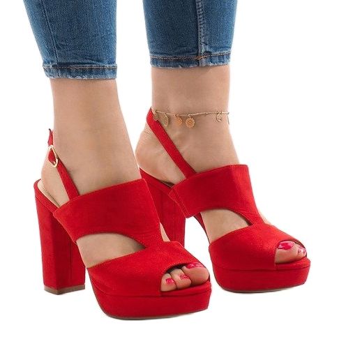 Sandales rouges sur le poteau JS-8001 1