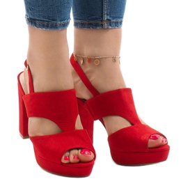 Sandales rouges sur le poteau JS-8001 2