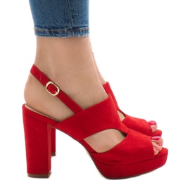 Sandales rouges sur le poteau JS-8001 3