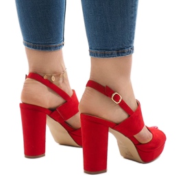 Sandales rouges sur le poteau JS-8001 4