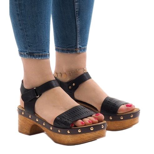 Sandales noires sur la plateforme FM4142 1