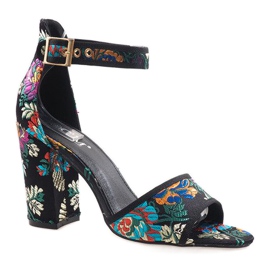 Sandales noires sur le poteau 77-14 1