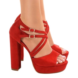 Sandales rouges sur un poteau en daim D09 2