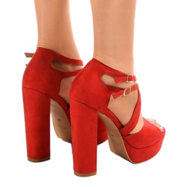 Sandales rouges sur un poteau en daim D09 3