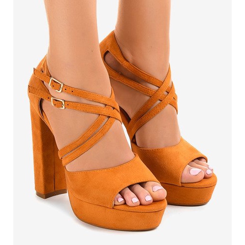 Sandales orange sur un poteau en daim D09 1