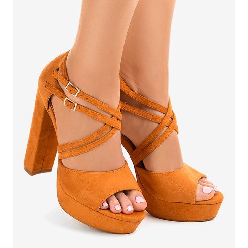 Sandales orange sur un poteau en daim D09 2