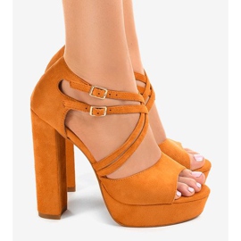 Sandales orange sur un poteau en daim D09 3