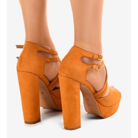 Sandales orange sur un poteau en daim D09 4