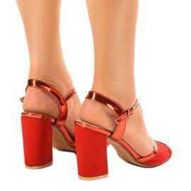 Sandales rouges sur un poteau WED503 en daim 3