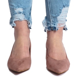 Escarpins roses sur le pilier du cœur 1