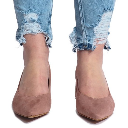 Escarpins roses sur le pilier du cœur 1