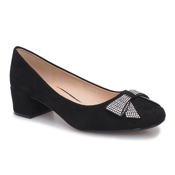 Escarpins noirs sur un faux post 1